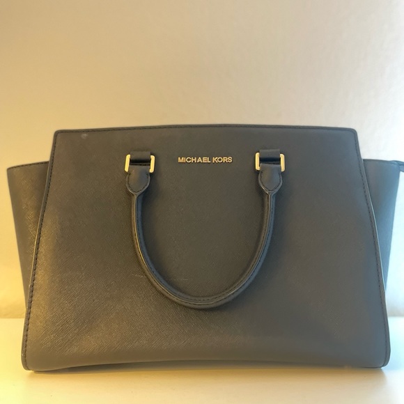 Michael Kors Handbags - Michael kors handbag, used but like new and very clean😍
